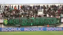 <p>Para pendukung Persebaya Surabaya "Bonek" memberi dukungan saat timnya menghadapi Persita Tangerang pada laga pekan ke-25 BRI Liga 1 2023/2024 di Stadion Indomilk Arena, Tangerang, Jumat (23/2/2024). (Bola.com/M Iqbal Ichsan)</p>