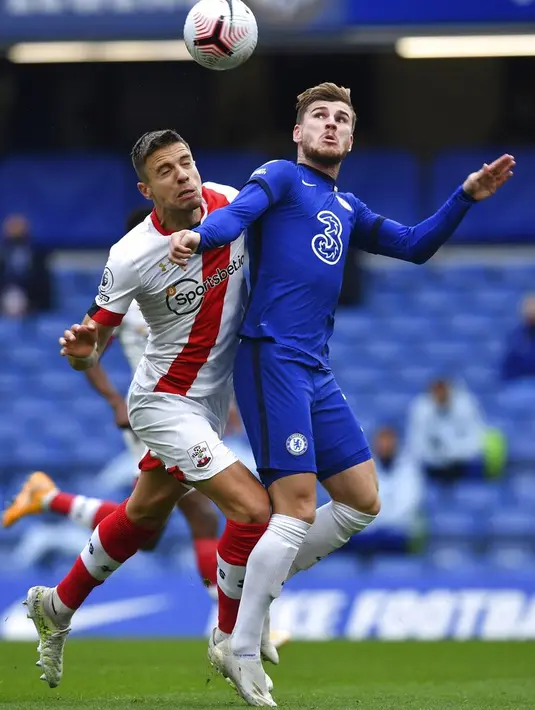 Pemain Chelsea Timo Werner (kanan) mencetak gol ke gawang Southampton pada pertandingan Liga Premier Inggris di Stamford Bridge, London, Inggris, Sabtu (17/10/2020). Pertandingan berakhir dengan skor 3-3. (Ben Stansall/Pool via AP)