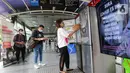 Warga antre menyimpan makanan di lemari es di Halte Dukuh Atas, Jakarta, Rabu (05/5/2021). Makanan yang disimpan di lemari es akan didistribusikan ke yayasan sosial atau warga yang membutuhkan oleh tim Sharp Indonesia setiap harinya. (Liputan6.com/Fery Pradolo)