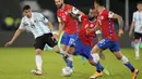 Pada babak ke dua, pertandingan berjalan berbeda. Arturo Vidal dan rekan-rekannya mampu menekan Argentina. Mereka tampil sangat terbuka pada sepuluh menit pertama babak ke dua. (Foto: AP/Ricardo Mazalan)