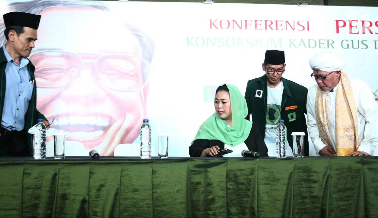 Putri Gus Dur, Yenny Wahid jelang konferensi pers Konsorsium Kader Gus Dur di Rumah Pergerakan Gus Dur, Jakarta, Rabu (26/9). Konsorsium Kader Gus Dur resmi mendukung capres dan cawapres nomor urut 01 Jokowi-Ma'ruf Amin. (Liputan6.com/Herman Zakharia)