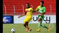 Pemain Belakang Persebaya, Putu Gede (kanan) berusaha merebut bola dari penyerang Sriwijaya FC, Titus Bonai saat laga SCM Cup 2015 di Stadion H Agus Salim, Padang (21/1/2015). Sriwijaya FC bermain imbang dengan Persebaya (1-1). (Liputan6.com/Johan Tallo)