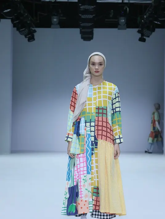 Mengusung tema flower madras, Nadjani menggabungkan bunga dan madras yang terdiri dari elemen bunga dan kotak-kotak. (JFW).