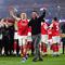 Pemain Arsenal, Leandro Trossard dan pelatih Mikel Arteta usai kemenangan atas Atletico Madrid di leg kedua semifinal Liga Champions, Rabu 6 Mei 2026. (c) John Walton/PA via AP