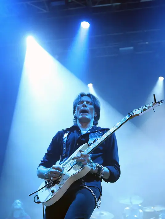 Kedatangannya di Jakarta ternyata kali ini bukan untuk yang pertama kali. Di tahun 2012 silam, Steve Vai juga pernah tampil dengan memainkan gitar andalannya tersebut. (Bambang E. Ros/Bintang.com)