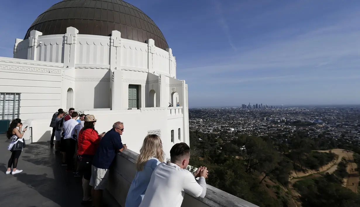 Wisatawan melihat pemandangan Kota Los Angeles dari puncak bangunan Griffith Observatory & Planetarium, California (14/3/2016). (Reuters/ Mario Anzuoni)