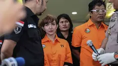 Artis Roro fitria resmi diperkenalkan sebagai tersangka oleh Direktorat Reserse Narkoba Polda Metro Jaya, Jakarta, Kamis (15/2). Bersama WH, Roro Fitria terlihat sudah memakai baju tahanan narkoba Polda Metro Jaya berwarna oranye. (Liputan6.com/Pool)