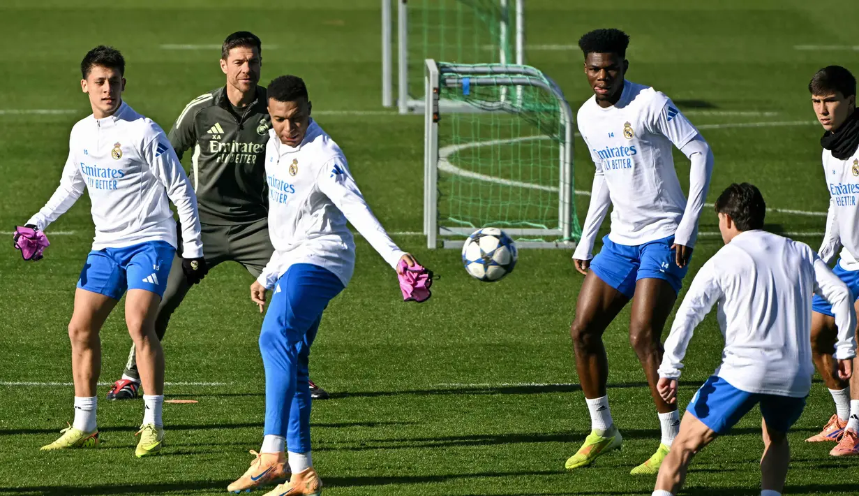 Secara hasil, Real Madrid tampil lebih dominan, namun Olympiacos kerap menyulitkan ketika bermain di markas sendiri. Situasi itu membuat pertandingan ini berpotensi berjalan ketat meskipun perbedaan kualitas skuad cukup mencolok. Tampak dalam foto, gelandang Real Madrid asal Turki, Arda Guler; pelatih Real Madrid asal Spanyol Xabi Alonso; penyerang Real Madrid asal Prancis, Kylian Mbappe; gelandang Real Madrid asal Prancis, Aurelien Tchouameni; dan rekan satu timnya menghadiri sesi latihan jelang matchday 5 league phase Liga Champions 2025/2026 melawan Olympiakos FC di Real Madrid Sports City, Valdebebas, pada Selasa 25 November 2025. (Javier SORIANO/AFP)