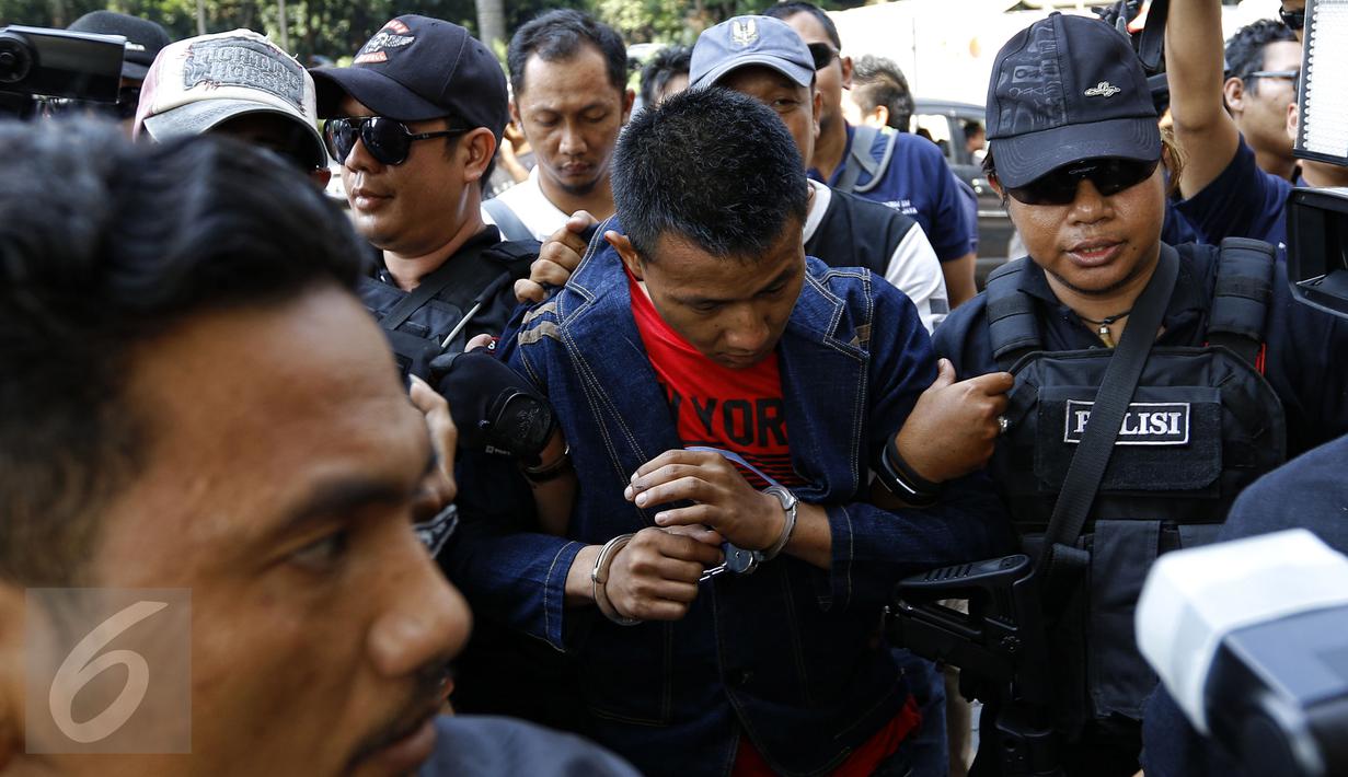 Tersangka Mursalim saat digelandang petugas Resmob Direktorat Reserse Kriminal Umum Polda Metro Jaya, Jakarta, Jumat (11/9/2015). Pelaku ditangkap dalam pelariannya seusai membunuh WN Jepang Nishimura. (Liputan6.com/Yoppy Renato)