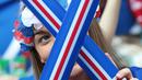 Fans Islandia terlihat malu-malu saat dipotret sedang menonton laga Islandia vs Austria pada grup F Euro Cup 2016 di Stadion Stade de France, Saint-Denis, Kamis (23/6/2016) dini hari WIB. (AFP/Kenzo Tribouillard)