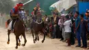 Sejumlah peserta memacu kuda mereka ketika mengikuti balapan dalam Festival Pchum Ben di provinsi Kandal, Kamboja, Rabu (20/9). Selain balapan kerbau juga diadakan balapan kuda dan pertandingan gulat tradisional. (AP Photo/Heng Sinith)