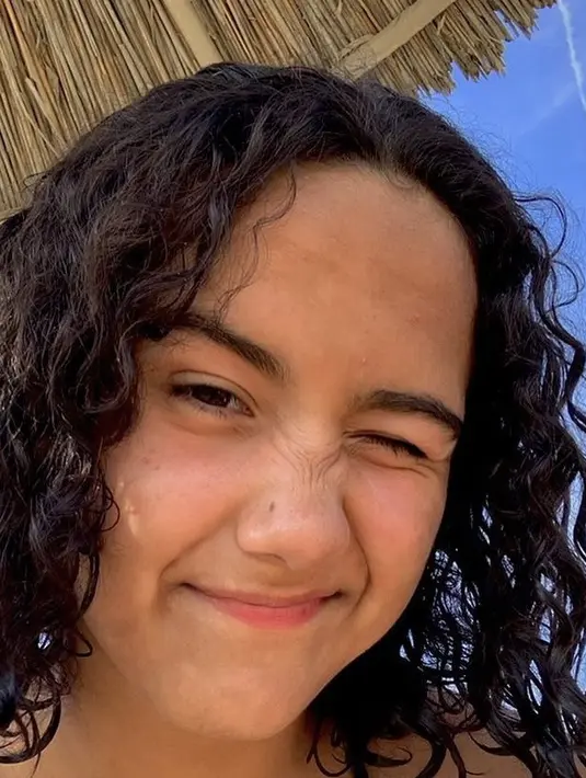 <p>Berusia 16 tahun, Masniari memiliki wajah blasteran dengan rambut keritingnya.&nbsp;Persembahan emas yang diraih menjadi kejutan apalagi Masniari merupakan perenang cadangan yang namanya baru masuk menjelang keberangkatan ke SEA Games.&nbsp;@masiwolf</p>