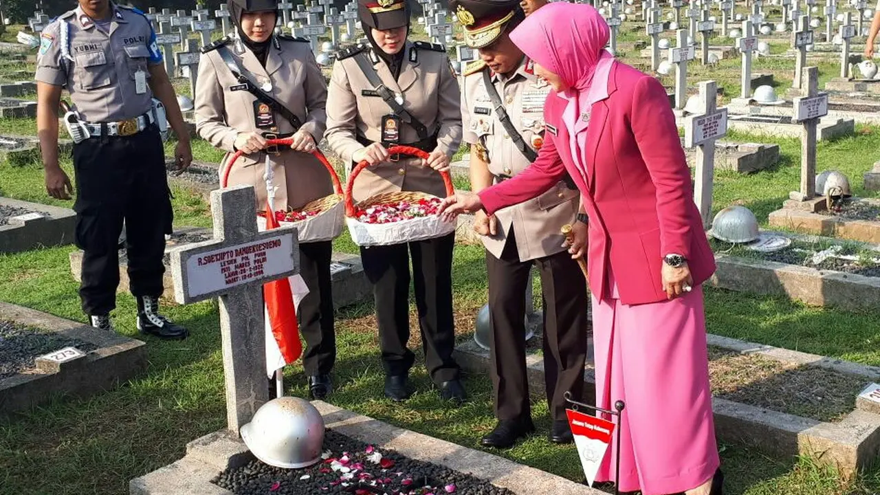 Kapolri Jenderal Tito Karnavian melakukan tabur bunga di TMP Kalibata