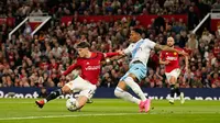 Gol yang dinanti pendukung Manchester akhirnya tercipta pada menit 21. Tendangan keras Garnacho usai menerima umpan Diogo Dalot tak mampu dibendung kiper Sam Johnstone. (AP Photo/Dave Thompson)