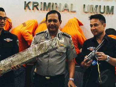 Petugas saat menunjukkan barang bukti kasus pencurian dan kasus pengeroyokan, Jakarta, Selasa (11/11/2014). (Liputan6.com/Faizal Fanani) 