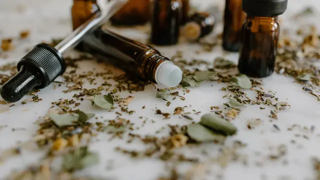 Menggunakan Minyak Kemiri