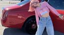 Tampil Boyish saat valentine tak ada salahnya, seperti Lisa Blackpink ini yang mengenakan crop top longslevee yang cukup dipadukan dengan loose denim. Jika ingin tampil totalitas, bisa mewarnai rambutmu jadi pink lho. (@lalalalisa_m)
