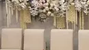 Dekorasi acara pengajian Erina Gudono ini pun tampak minimalis namun juga manis. Bunga mawar dalam berbagai warna serta bunga melati pun menghiasi ruangan. (Liputan6.com/IG/@weddingorganizer_pengantinprod)
