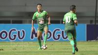 Kapten PS TNI, Ganjar Mukti saat melawan Persela Lamongan pada lanjutan Liga 1 Indonesia 2017 di Stadion Pakansari, Bogor, Sabtu (27/5/2017).  PS TNI menang 3-1. (Bola.com/Nicklas Hanoatubun)