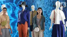 Model saat catwalk dalam Koleksi LifeWear 2022 Spring Summer UNIQLO di Senayan City, (13/01/2022). Koleksi LifeWear terbaru UNIQLO City - The Joys of Clothing membawa pengalaman berbeda bagi pengunjung lewat sebuah instalasi pakaian terbesar. (Liputan6.com/Fery Pradolo)