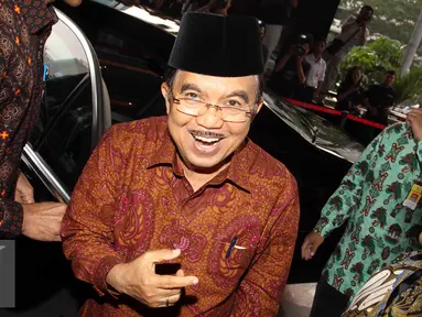 Ekspresi Wapres Jusuf Kalla saat hadiri buka bersama di Gedung KPK , Jakarta, Kamis (9/7/2015). Presiden, Wapres dan sejumlah pejabat negara menghadiri acara buka puasa bersama yang digelar KPK. (Liputan6.com/Helmi Afandi)