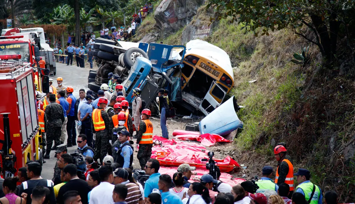 Petugas medis dan pemadam berdatangan ke lokasi kecelakaan antara sebuah bus dengan truk di pinggiran Ibu Kota Honduras, Tegucigalpa, Minggu (5/2). Belum diperoleh keterangan lebih detail mengenai kecelakaan tersebut. (AP Photo/Fernando Antonio)