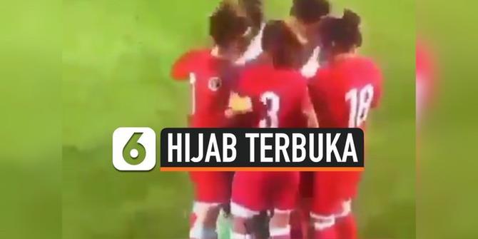 VIDEO: Pesepak Bola Wanita Dilindungi Lawan Saat Hijabnya Terbuka di Lapangan