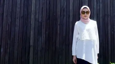 Istri Arie Untung, Fenita Arie berpose dengan mengenakan hijab dengan dengan baju putih dan aksesori kacamata. Fenita memutuskan berhijab sejak awal tahun 2018. (Instagram/fenitarie)