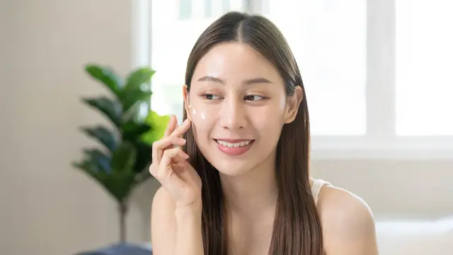 4 Langkah Maksimalkan Penggunaan Serum Hyaluronic Acid Demi Wajah Glowing Maksimal