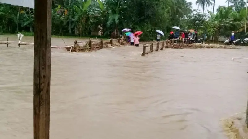 Banjir Sungai Cidurian Kecamatan Cipari sempat menyebabkan lalu lintas terhambat. (Foto: Liputan6.com/BPBD CLP/Muhamad Ridlo)