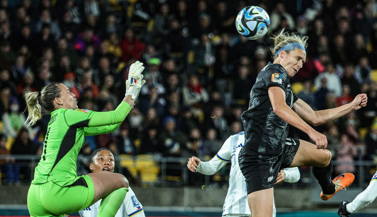 Pemain Timnas Selandia Baru putri, Hannah Wilkinson (kanan), berusaha menjebol gawan Timnas Filipina putri dalam pertandingan lanjutan grup A Piala Dunia Wanita 2023 yang berlangsung di Stadion Regional Wellington, Selasa (25/7/2023). (AFP/Marty Melville)