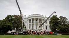 Kendaraan alat berat berada di depan Gedung Putih selama proses renovasi di Washington, 11 Agustus 2017. Menurut General Services Administration Gedung Putih, renovasi ini menelan biaya sekitar Rp 45 miliar. (AP Photo/J. Scott Applewhite)