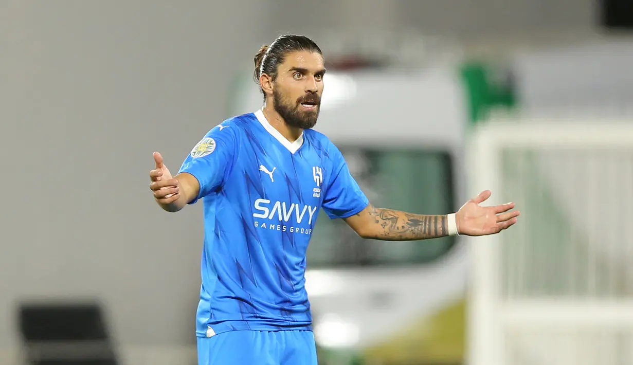Ruben Neves secara mengejutkan memutuskan pindah ke Arab Saudi pada musim panas 2023. Gelandang asal Portugal itu bergabung dengan Al Hilal. Newcastle kabarnya ingin memulangkan Neves ke Premier League untuk mengisi posisi Sandro Tonali yang sedang terkena masalah judi online. (AFP)