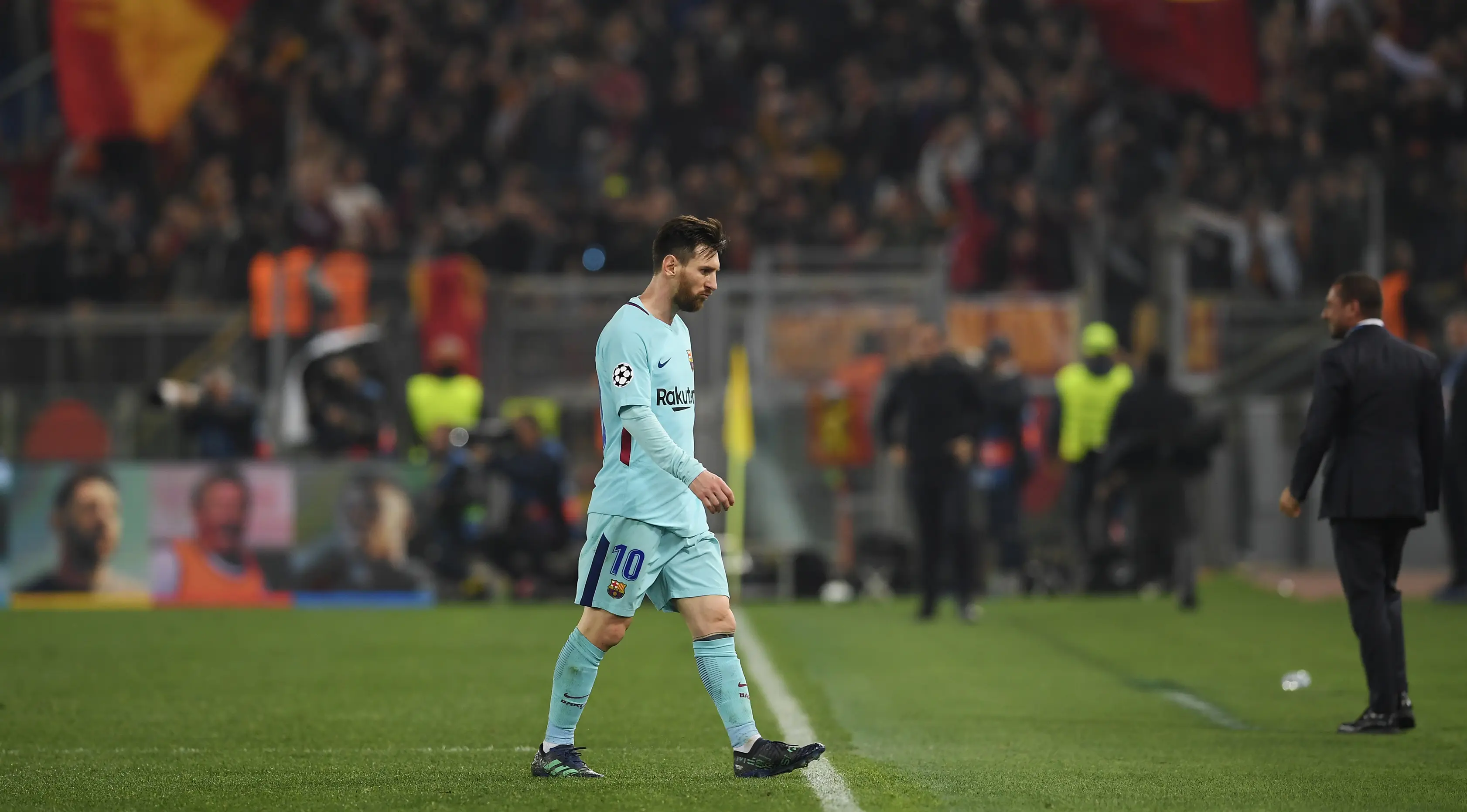 Pemain Barcelona, Lionel Messi tertunduk meninggalkan lapangan usai kalah dari AS Roma pada laga leg kedua perempat final Liga Champions di Stadion Olimpico, Selasa (10/4). Bercelona tersingkir setelah menyerah 0-3 dari AS Roma. (Andreas SOLARO/AFP)