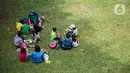 <p>Pengunjung bersantai di Tebet Eco Park, Jakarta, Selasa (10/5/2022). Warga memanfaatkan libur dengan bermain dan berolahraga di taman terbuka setelah pemerintah memperpanjang masa liburan sekolah hingga tanggal 11 Mei 2022. (Liputan6.com/Faizal Fanani)</p>