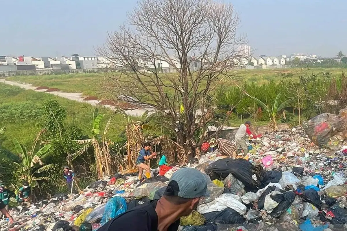 Petugas gabungan dan relawan saat membersihkan tumpukan sampah di Ciganitri Bojongsoang, Kabupaten Bandung, Jawa Barat.