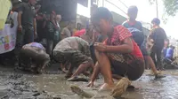 Puluhan warga di Kecamatan Ciampea, Kabupaten Bogor, kompak melakukan aksi protes jalan rusak dengan memancing ikan di kubangan, Selasa (10/5/2022) siang. (Liputan6.com/Achmad Sudarno)