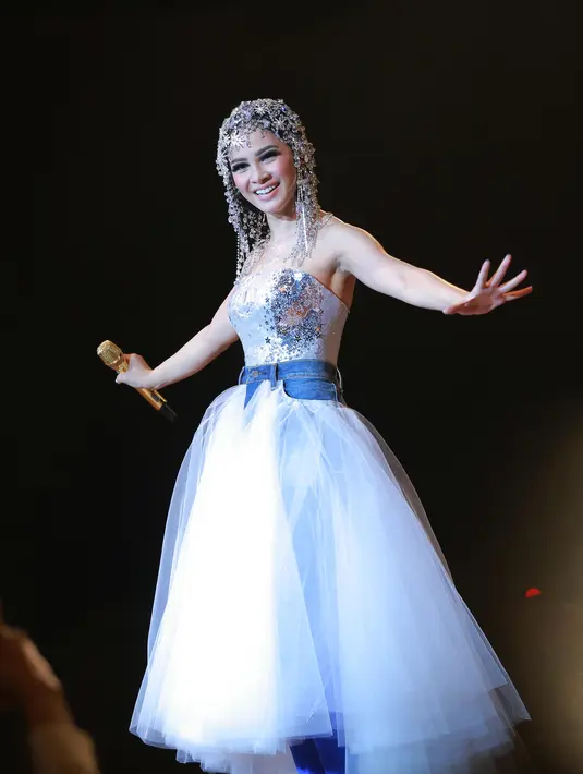 Pada konsernya yang digelar di Plenary Hall, JCC Senayan, Jakarta Pusat, Selasa (15/9/2015) malam tersebut Andien tampil memukau dengan gaun bernuansa putih serta hiasan kepala silver yang dipakainya. (Galih W. Satria/Bintang.com)