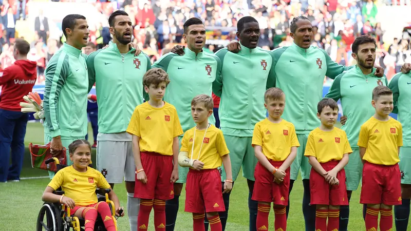 Cristiano Ronaldo berbagi keceriaan dengan bocah difabel yang menjadi maskot Timnas Portugal