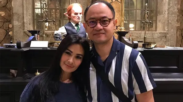 7 Gaya Iis Dahlia dan Sang Suami saat Liburan, Mesra Abis