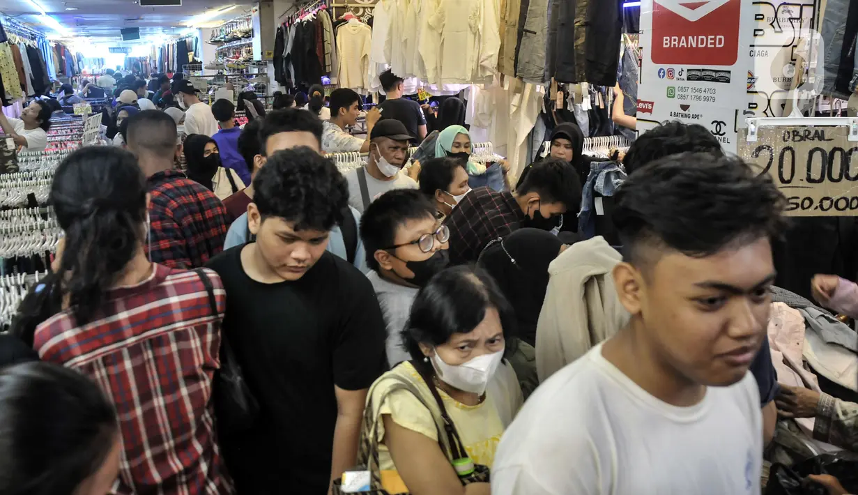 Hal itu dilakukan meski aturan larangan impor baju bekas telah dikeluarkan oleh pemerintah beberapa waktu lalu. (merdeka.com/Iqbal S. Nugroho)