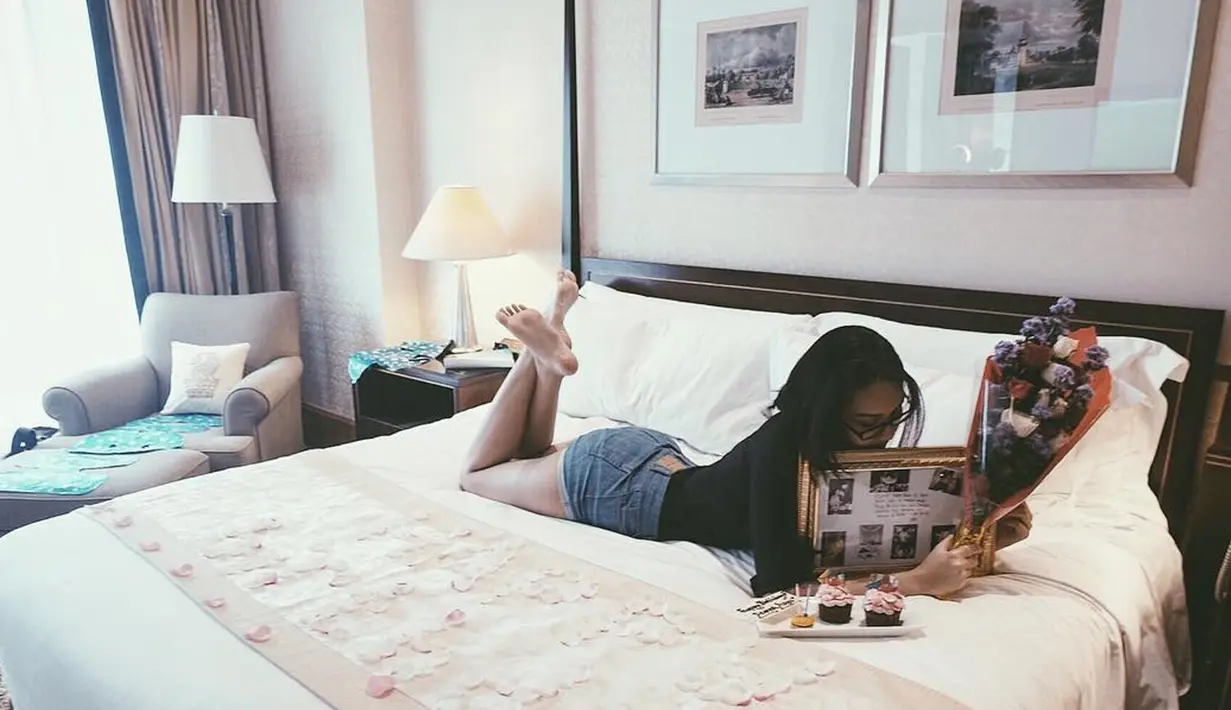 Anya Geraldine memegang bunga dan bingkai foto serta terlihat ada kue di ranjangnya. Dalam unggahannya, Anya mengucapkan terima kasih atas kejutan yang diberikan oleh seseorang atas ulang tahunnya ketika itu. (Liputan6.com/anyageraldine)