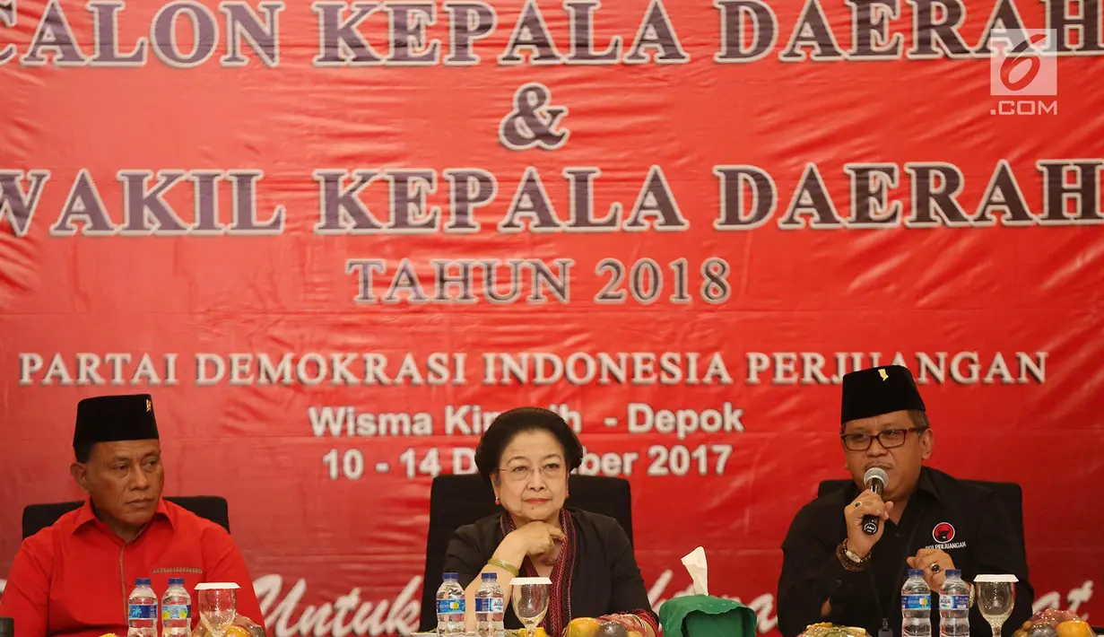 Ketum PDIP, Megawati Soekarnoputri (tengah), Sekjen DPP PDIP, Hasto Kristiyanto (kanan) dan Kepala Sekolah Partai PDIP Komarudin Watubun (kiri) saat kuliah umum Sekolah Partai di Depok, Jawa Barat, Selasa (12/12). (Liputan6.com/Immanuel Antonius)