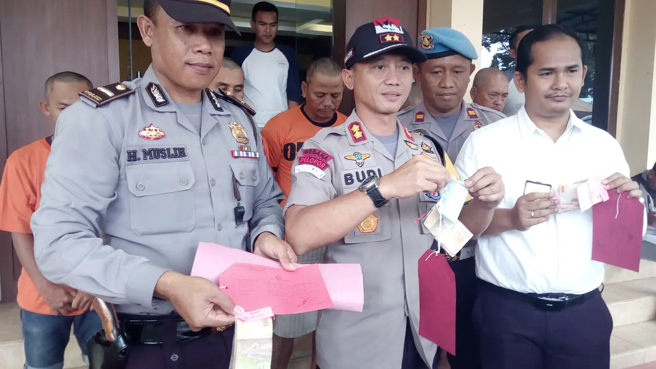Kapolres Garut AKBP Budi Satria Wiguna didamping Kasat Reskrim Maradona dan Kasubah Humas Muslih menunjukan barang bukti berupa uang dan karcis, saat rilis kasus penangkapan pelaku pungutan liar di lokasi wisata pantai Santolo