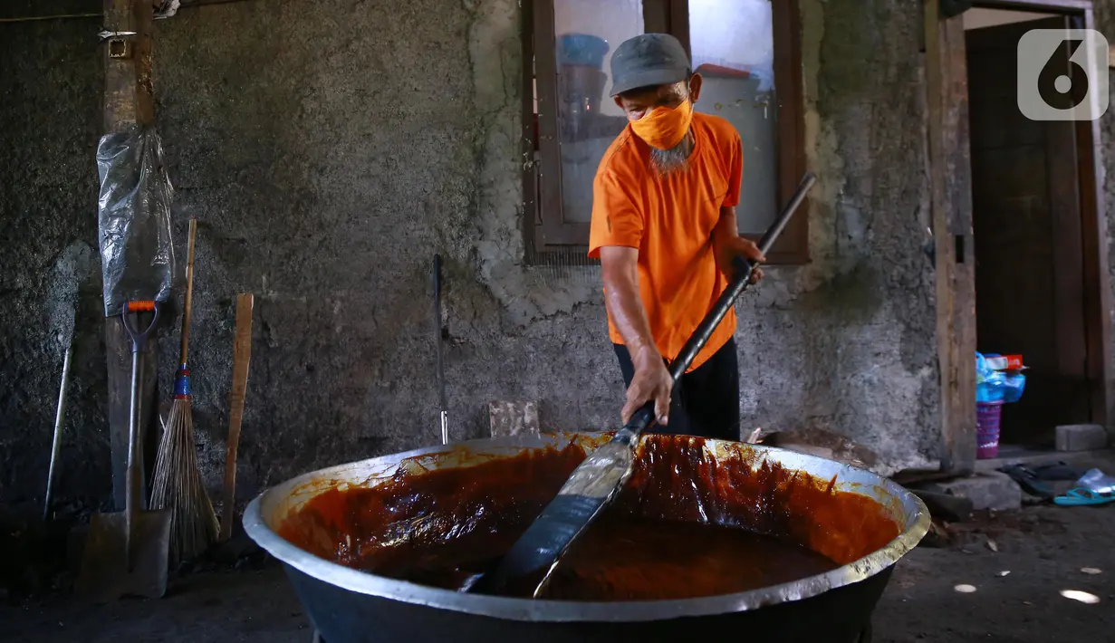 Pekerja mengaduk adonan dodol di pabrik dodol Betawi Mugi Jaya, Cilenggang, Tangerang Selatan, Rabu (13/5/2020). Produksi dodol selama pandemi Covid-19 tidak lebih dari 120 kg dibanding tahun lalu sebanyak 900 kg dodol. (Liputan6.com/Fery Pradolo)