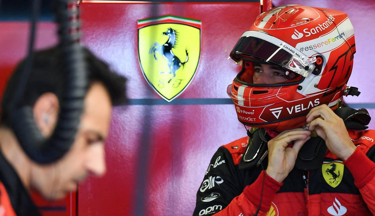 Leclerc mengaku kecewa usai gagal finis pada balapan yang berlangsung di Sirkuit Baku tersebut. Ditambah, rekannya, Sainz yang juga harus madek akibat kerusakan hidrolik. (AFP/Natalia Kolesnikova)