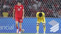 Reaksi kecewa dua pemain Timnas Indonesia, Justin Hubner (kiri) dan kiper Ernando Ari Sutaryadi setelah kebobolan gol pertama saat menghadapi Irak pada laga Grup F putaran kedua Kualifikasi Piala Dunia 2026 zona Asia di Stadion Utama Gelora Bung Karno (SUGBK), Senayan, Jakarta, Kamis (6/6/2024). (Bola.com/M Iqbal Ichsan)