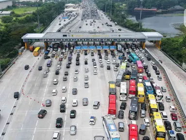 Foto udara kendaraan pemudik saat memasuki gerbang tol Cikampek Utama, Karawang, Jawa Barat, Kamis (20/4/2023). (Liputan6.com/Herman Zakharia)