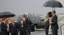 Presiden AS Barack Obama dan istrinya Michelle disambut Menlu Kuba, Bruno Rodriguez (kiri) setibanya di Bandara Internasional Havana, Minggu (20/3). Kunjungan Obama ini yang pertama dilakukan seorang presiden AS sejak 88 tahun lalu. (REUTERS/stringer)