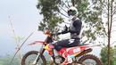 Saat bermain motor trail, Ali Syakieb pun tak pernah melupakan perlengkapan keselamatannya. Pria 33 tahun tersebut selalu menggunakan helm, sarung tangan hingga sepatu khusus untuk melakukan olahraga satu ini. (Liputan6.com/IG/@alisyakieb)